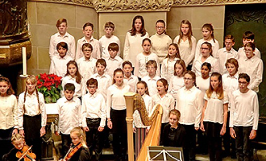 Teile vom Unterstufenchor und Orchester II beim Weihnachtskonzert (Photo: Andreas Wagner)